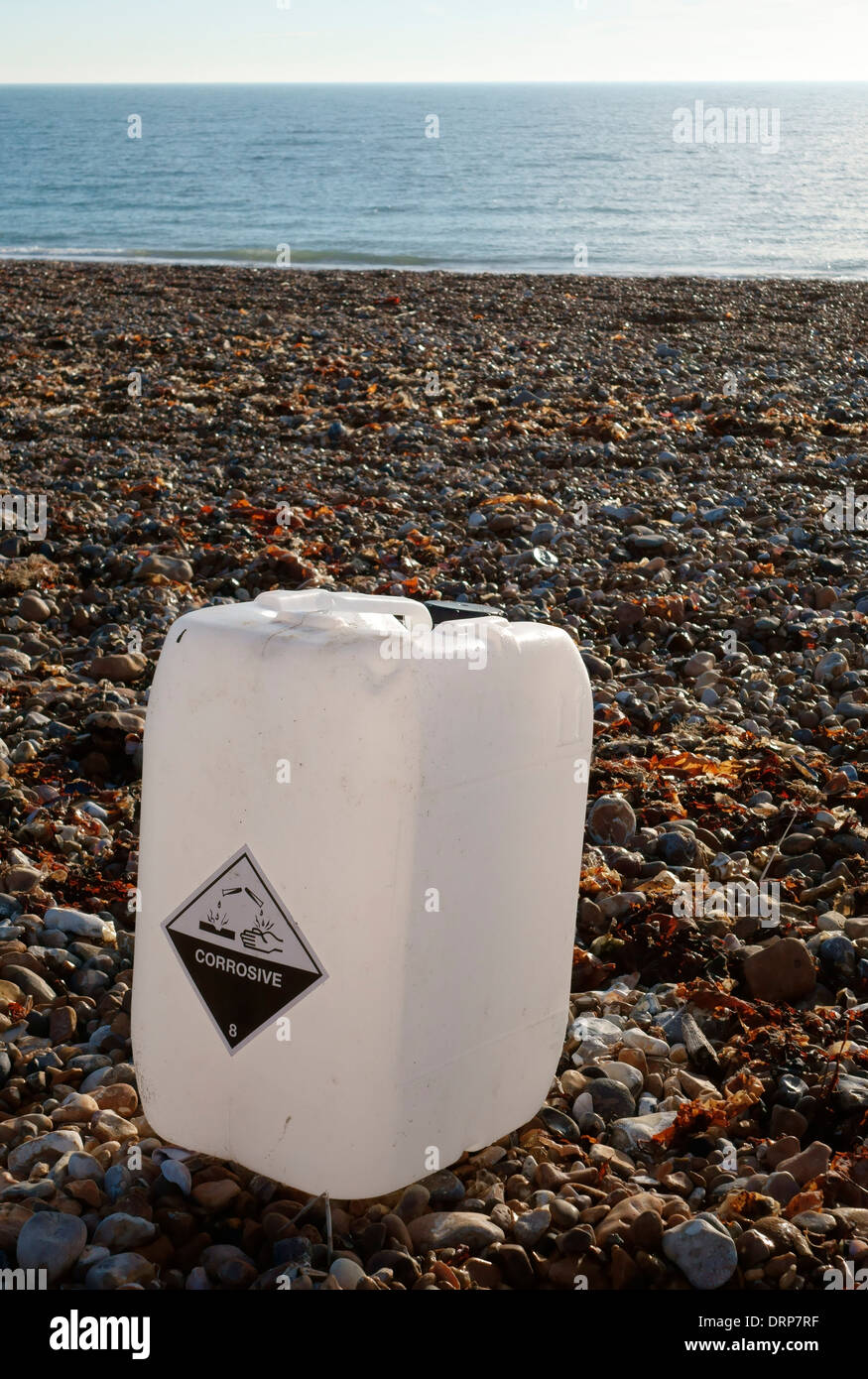 Récipient en plastique sur la plage à Hayling Island Banque D'Images