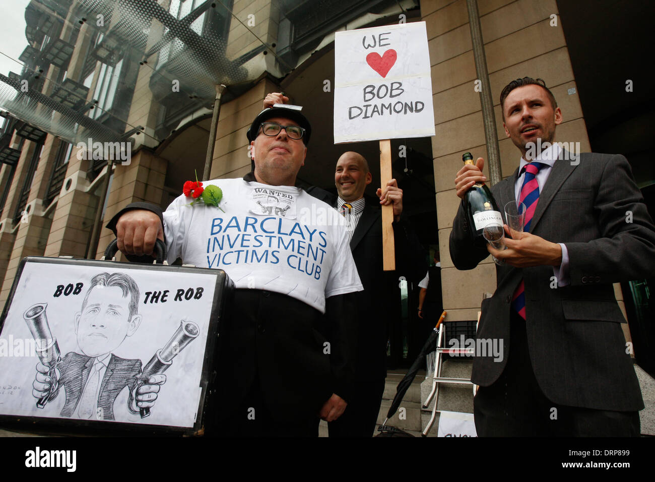 Les protestataires sont vus dans Houseas avant herse comme Barclays Bank ancien directeur exécutif Bob Diamond assiste à un Trésor sélectionner co Banque D'Images