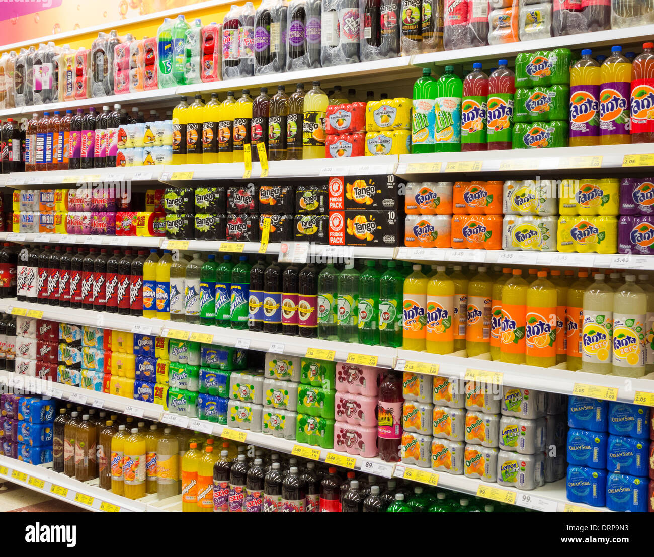 Des boissons non alcoolisées dans un supermarché au Royaume-Uni Banque D'Images