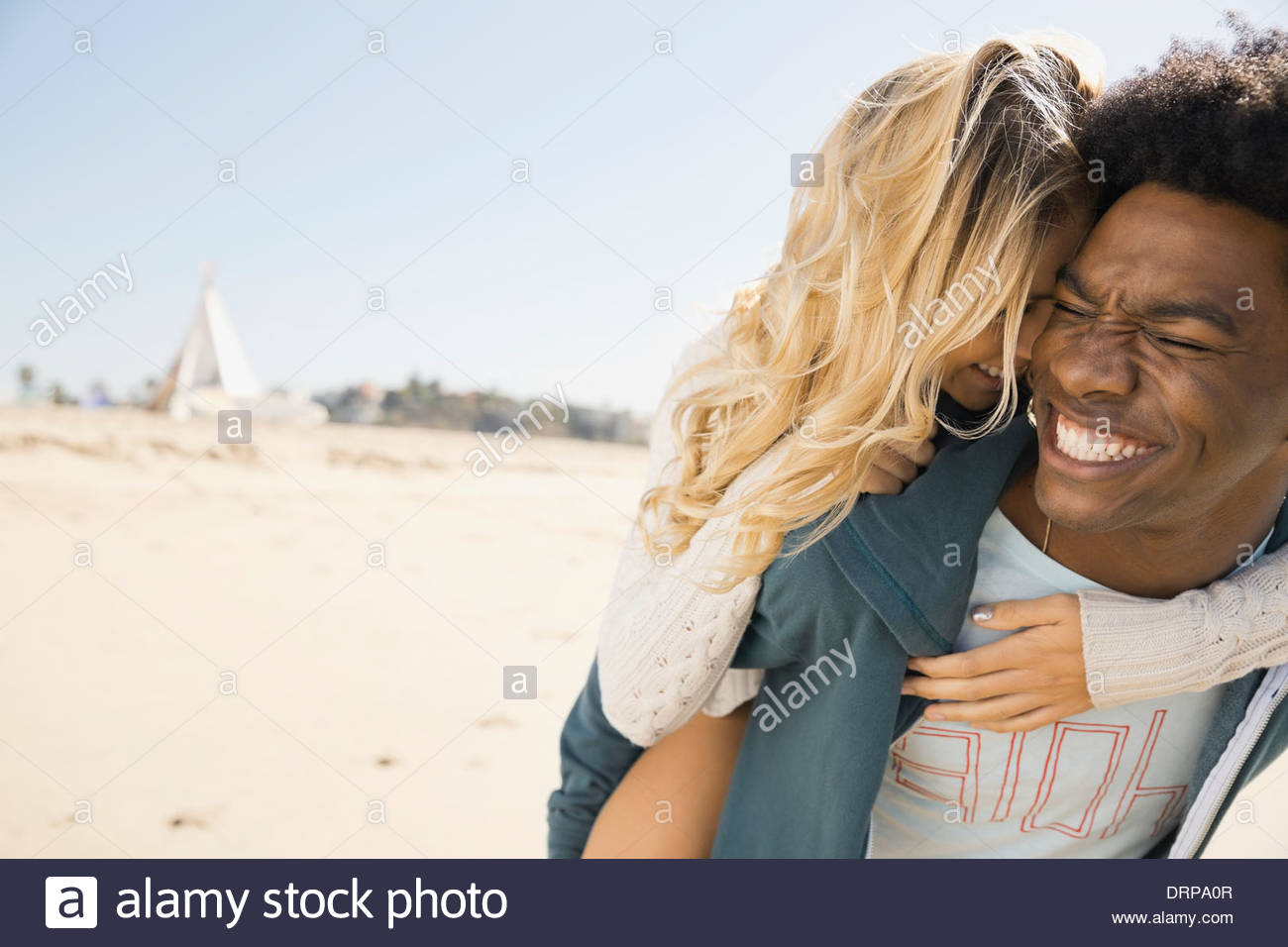 Affectionate couple sur la plage Banque D'Images