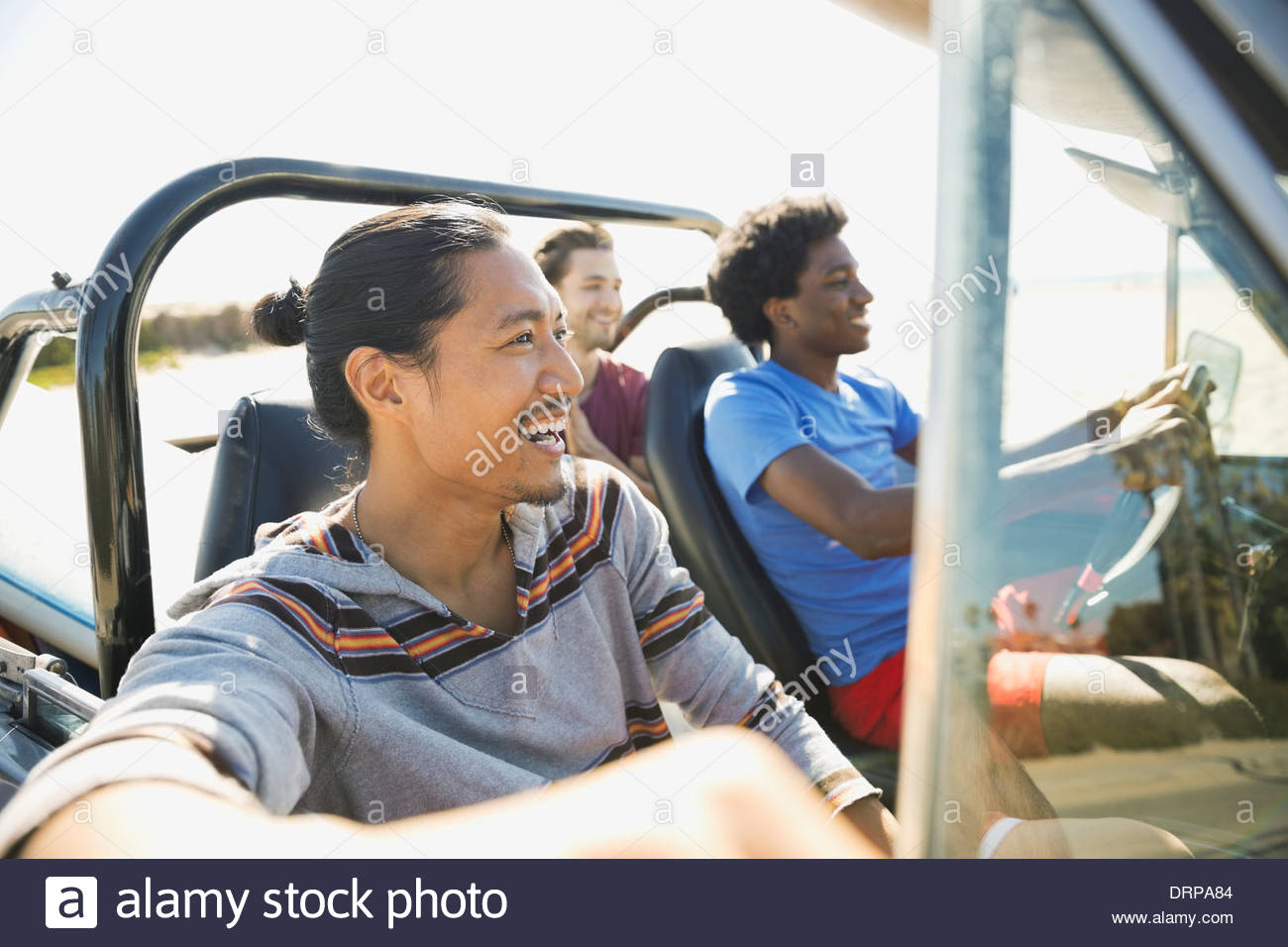 Bénéficiant d'amis masculins road trip Banque D'Images