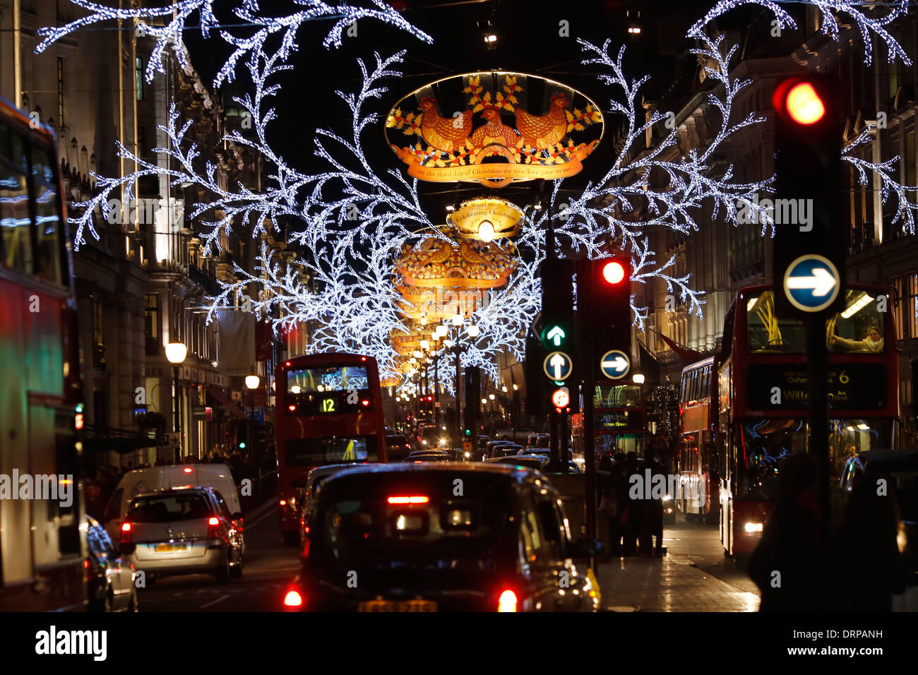 Noël acheteurs lorsque les lumières de Noël sont commutées Banque D'Images