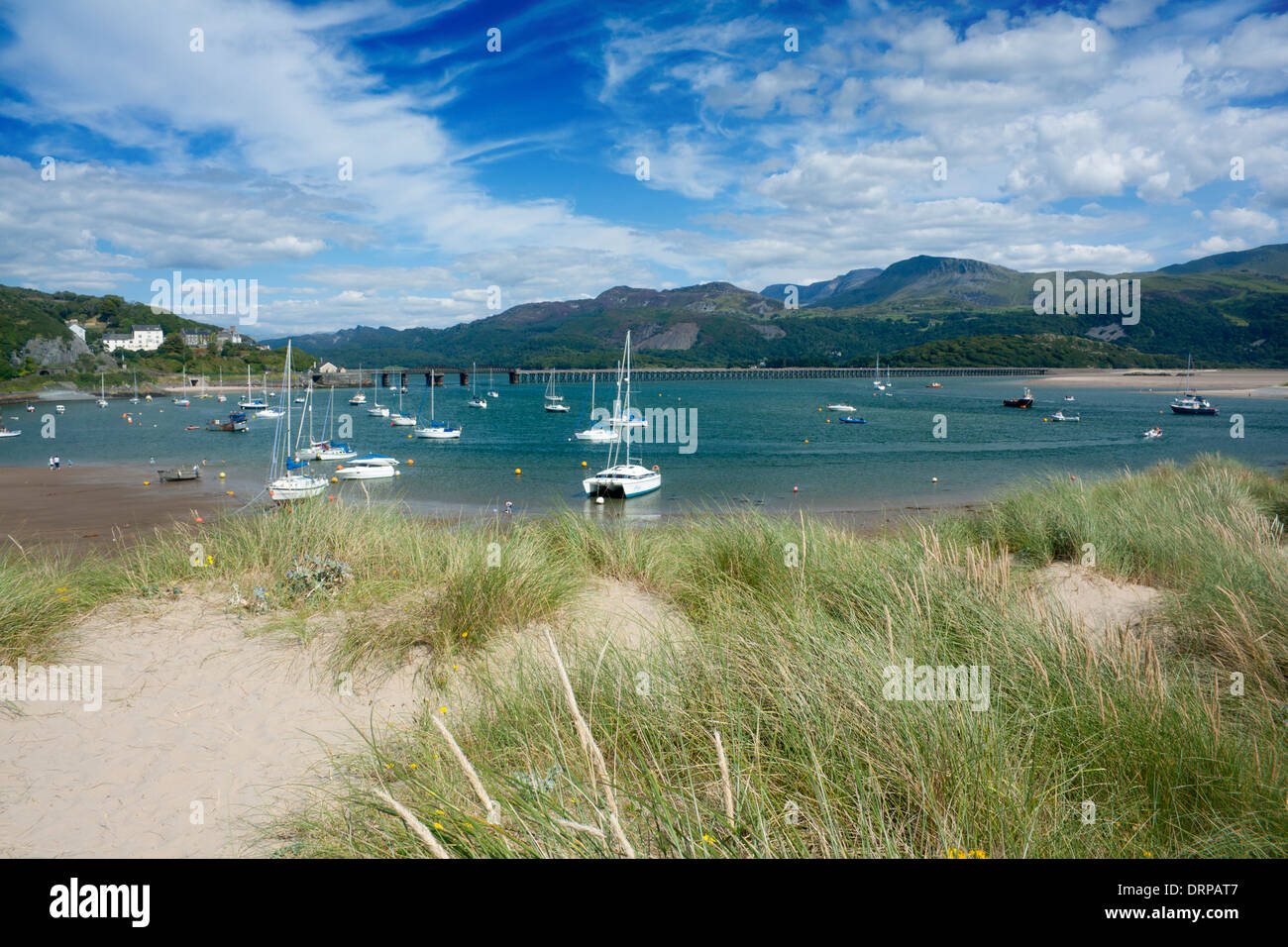 Port de Barmouth avec des bateaux, de l'estuaire de Mawddach, pont de Barmouth et Cadair Idris Abermaw Gwynedd Mid Wales UK Banque D'Images