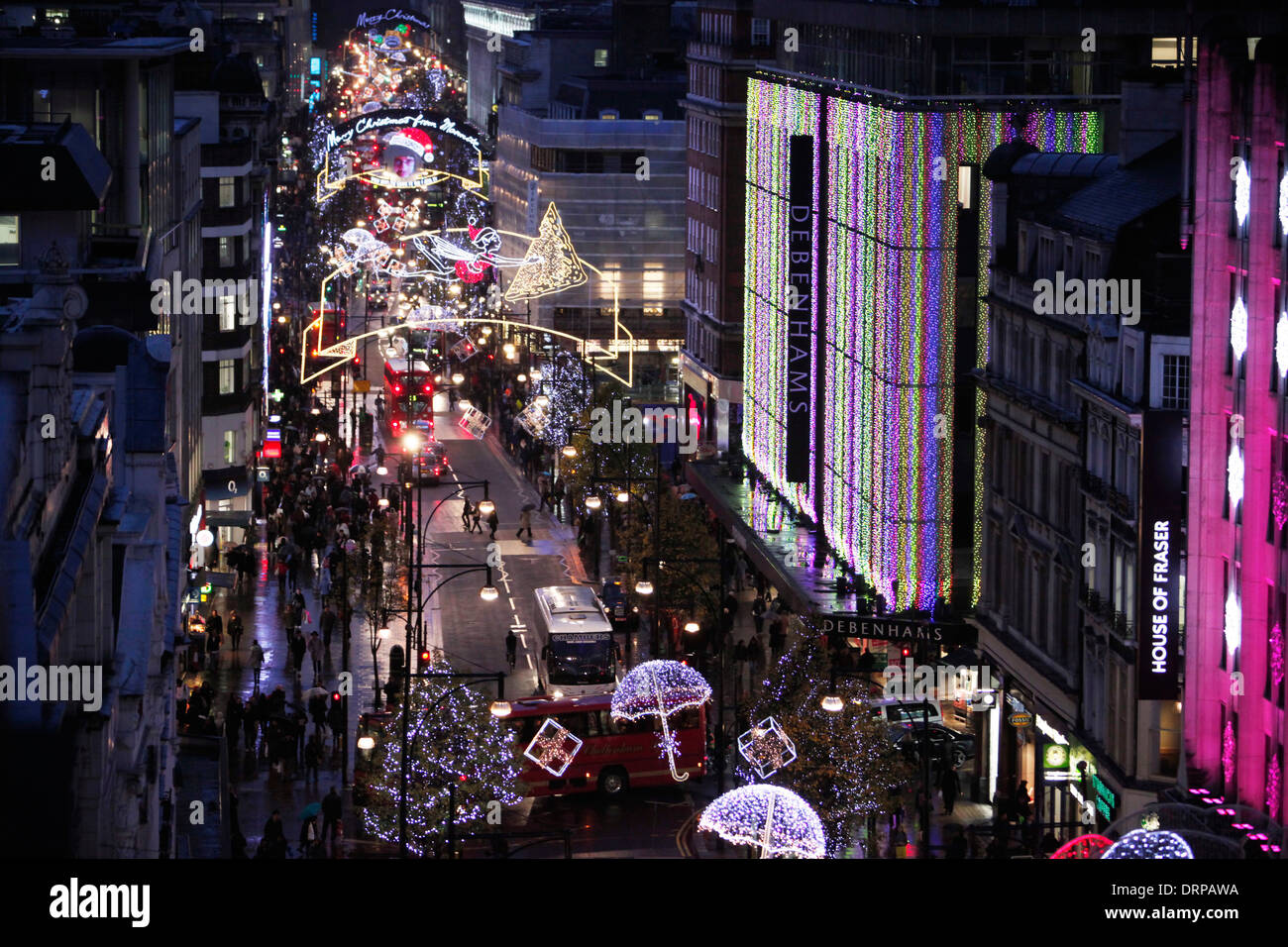 Les acheteurs de Noël sont représentés le long d'Oxford Street quand les lumières de Noël sont allumées Banque D'Images