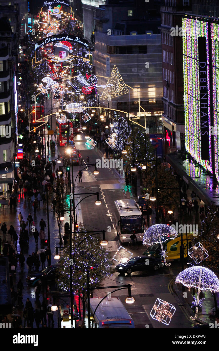 Les acheteurs de Noël sont représentés le long d'Oxford Street quand les lumières de Noël sont allumées Banque D'Images