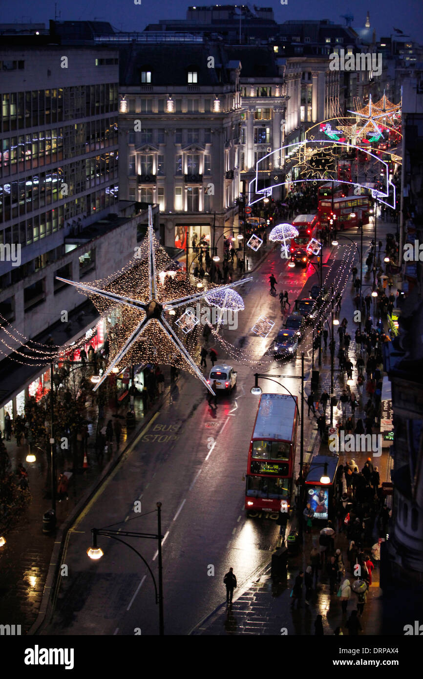 Les acheteurs de Noël sont représentés le long d'Oxford Street quand les lumières de Noël sont allumées Banque D'Images