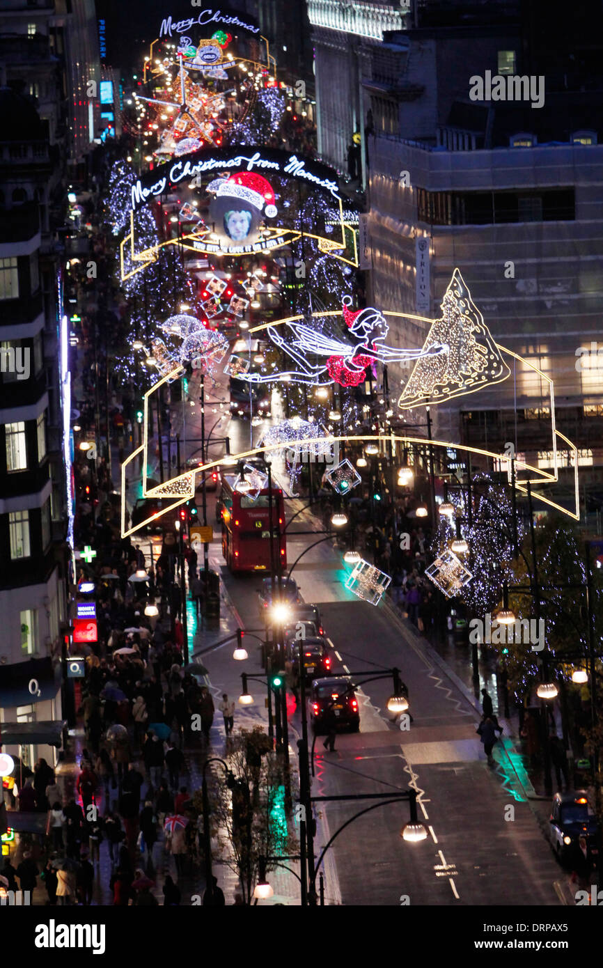 Les acheteurs de Noël sont représentés le long d'Oxford Street quand les lumières de Noël sont allumées Banque D'Images
