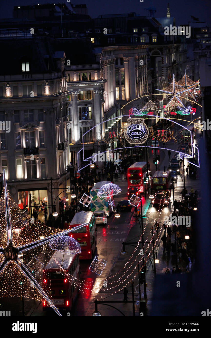 Les acheteurs de Noël sont représentés le long d'Oxford Street quand les lumières de Noël sont allumées Banque D'Images