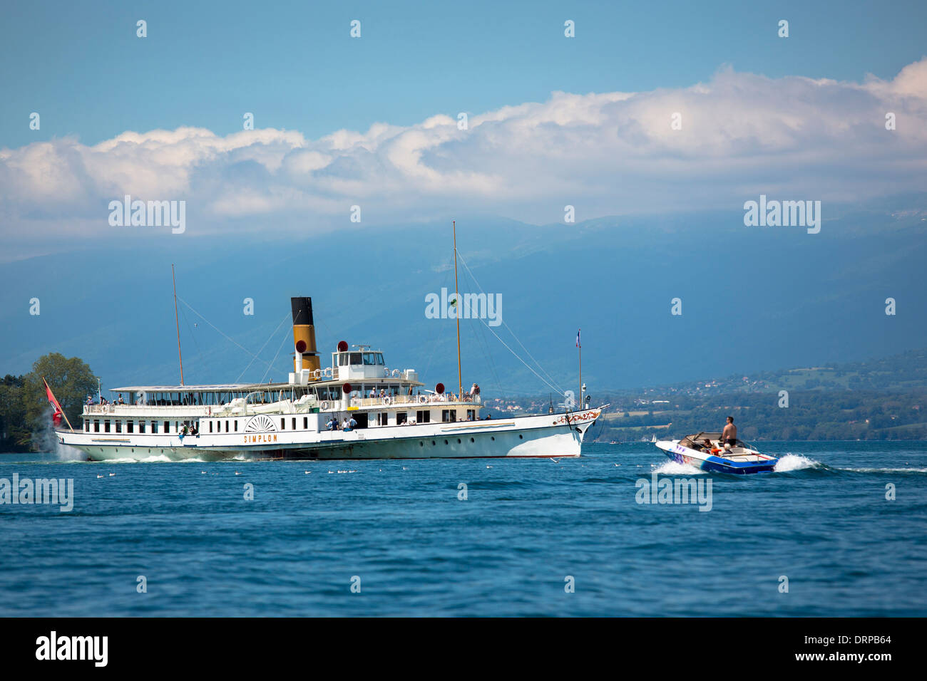Le bateau à vapeur Old Paddle traverse le lac Léman, sous le ciel de ceruléan, depuis Evian-les-bains, en France Banque D'Images