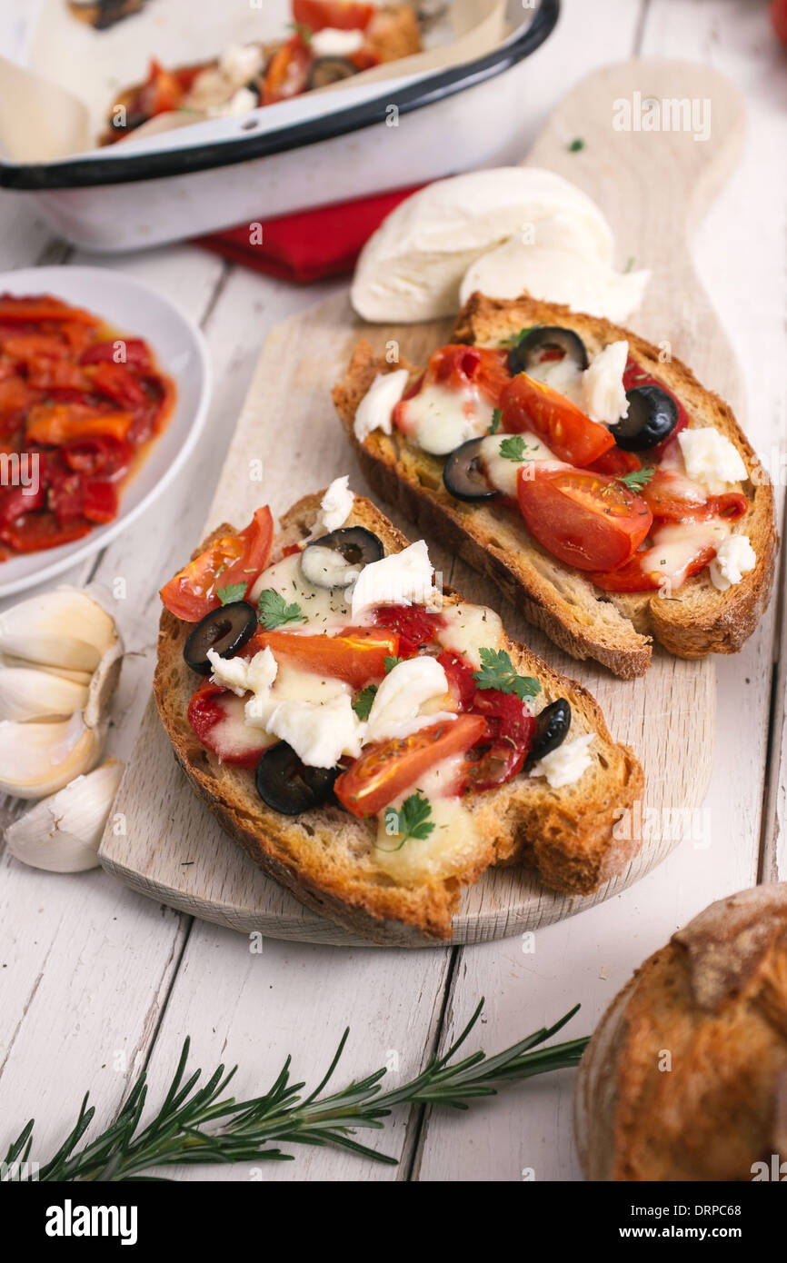 Bruschetta à la tomate, mozzarella, poivron et ail Banque D'Images
