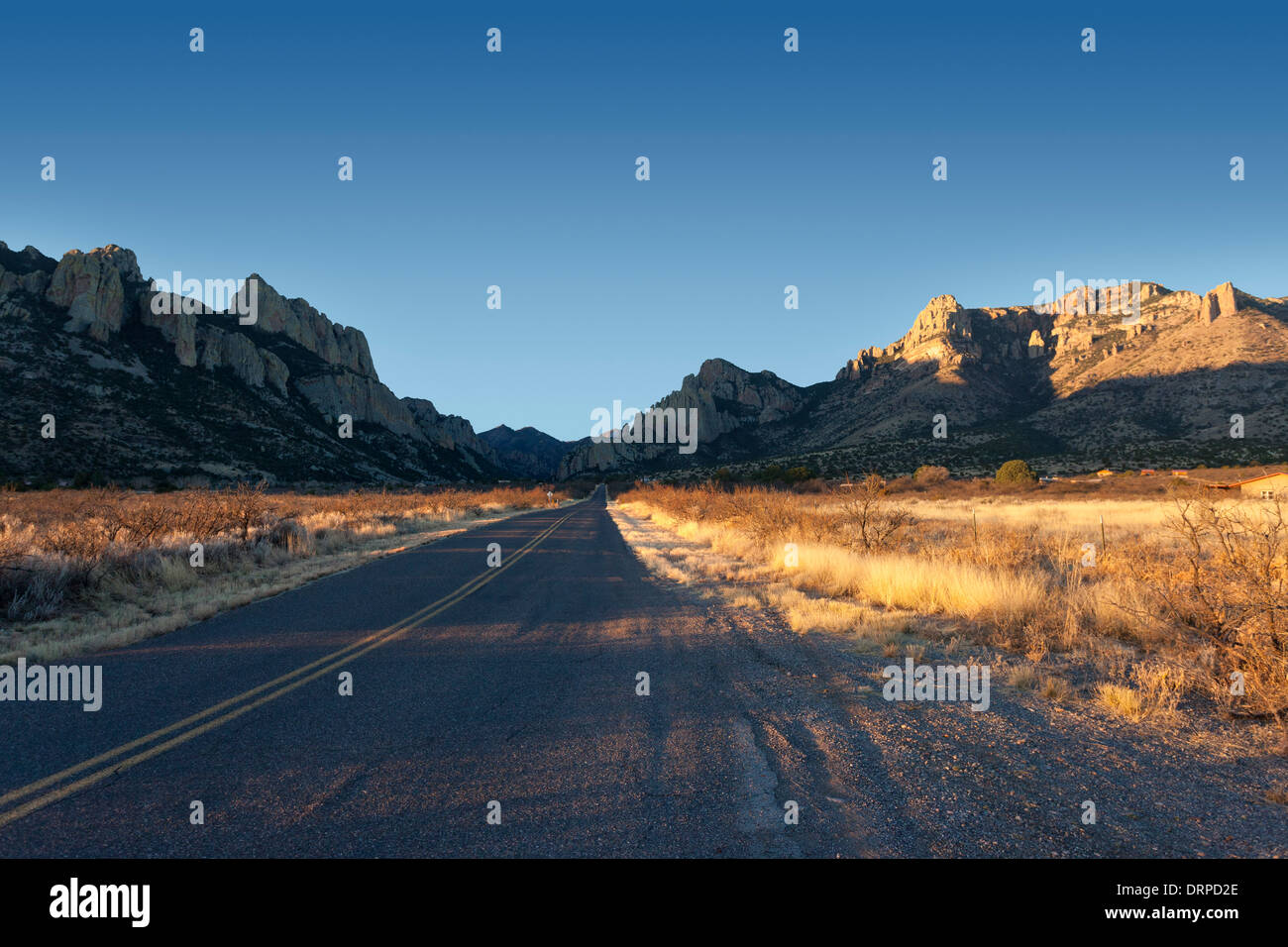 La route menant au portail, l'Arizona au lever du soleil. Banque D'Images