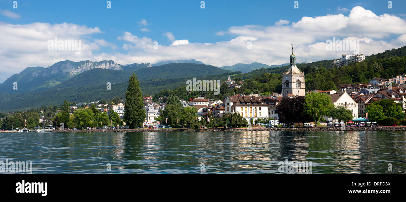 La ville et l'église d'Evian-les-Bains du lac de Genève, le Lac Léman, France Banque D'Images