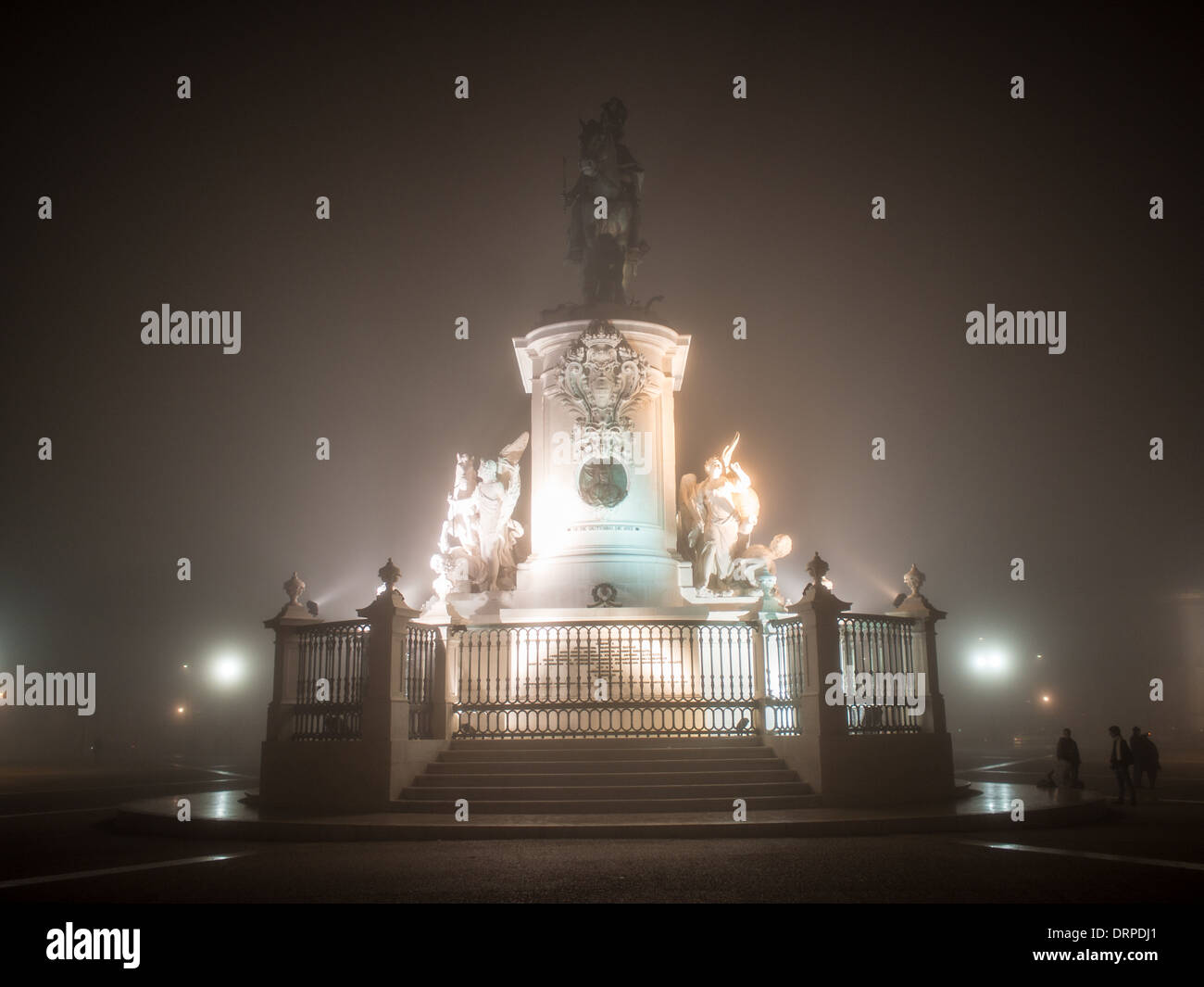 Dom Jose statue équestre en Comercio Square dans une nuit brumeuse, Lisbonne Banque D'Images