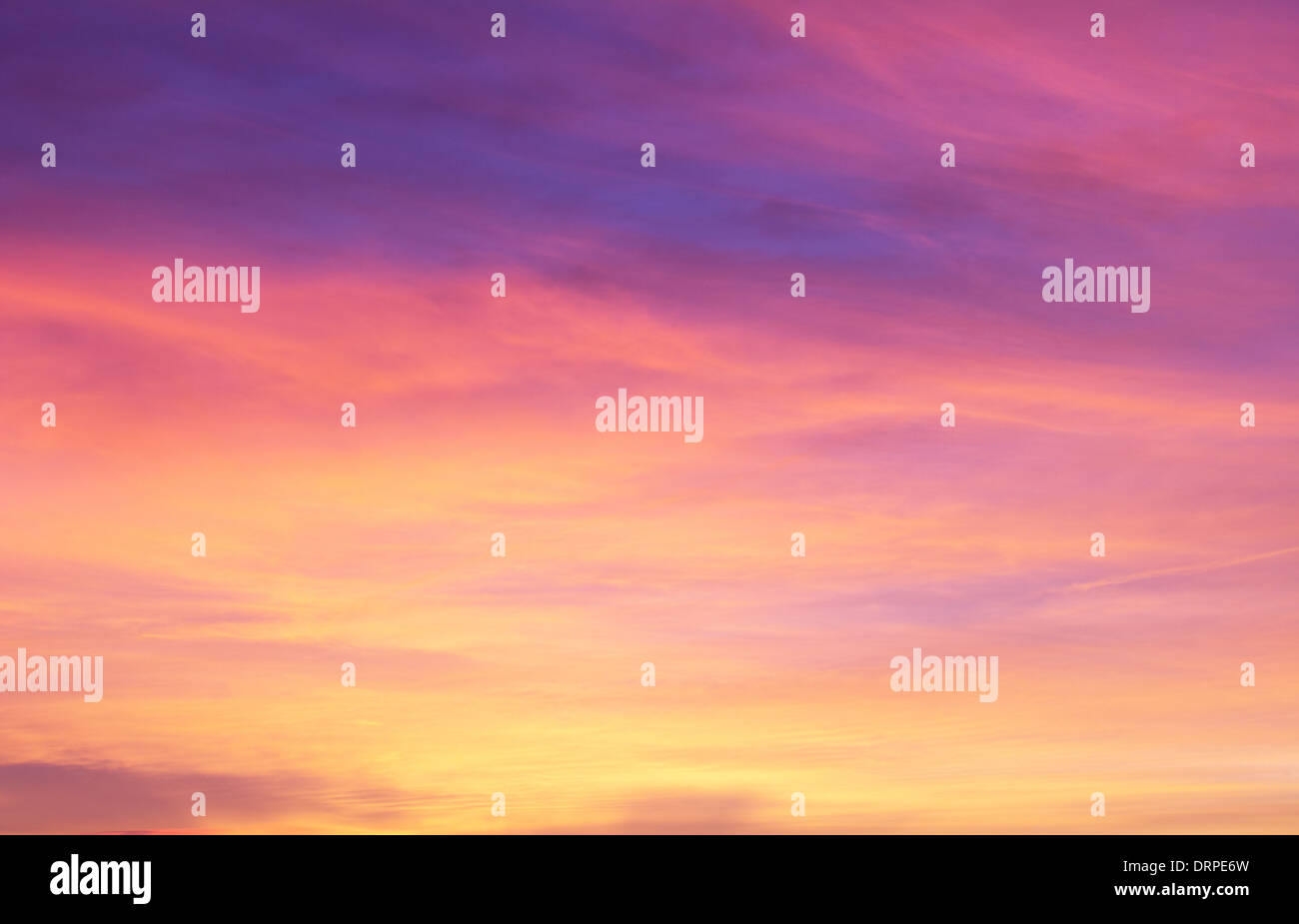 Ciel rouge colorée pendant un matin d'hiver Banque D'Images