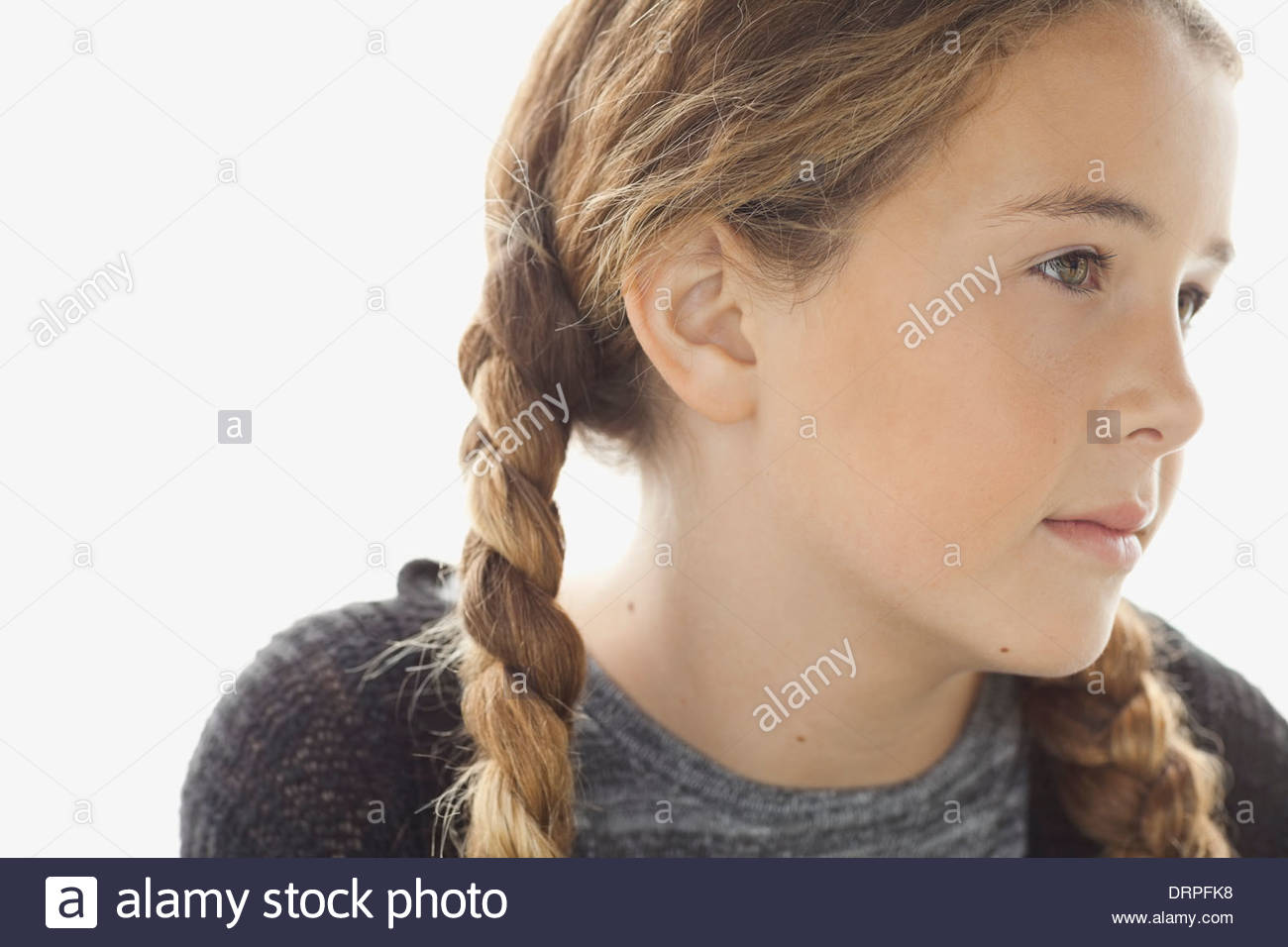 Close-up portrait of girl looking away Banque D'Images