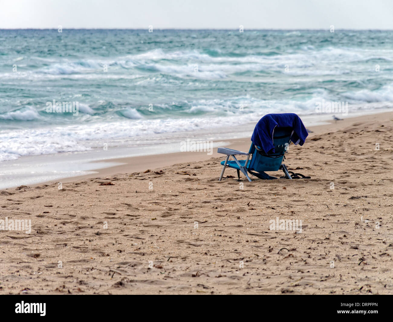 Tout seul sur une plage isolée avec surf, le sable, et la mer. Banque D'Images