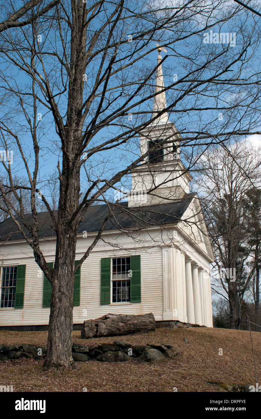 Old New England South Worthington église méthodiste de Worthington, du Massachusetts au début du printemps. Banque D'Images