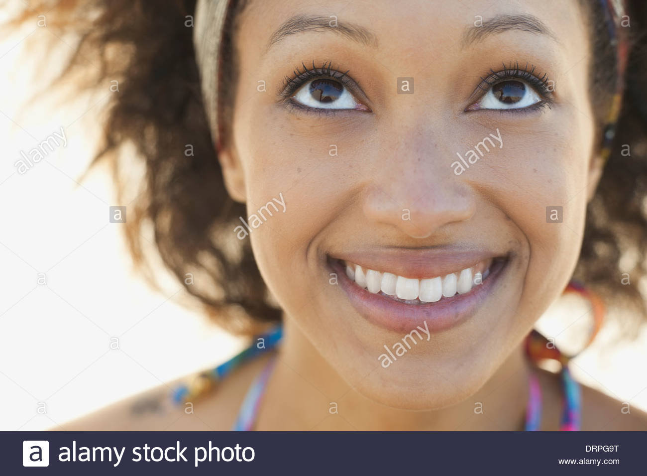 Close-up of Beautiful woman looking up Banque D'Images