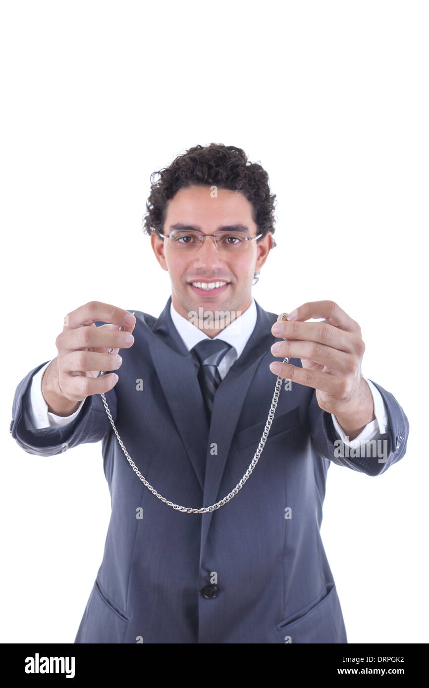 Man in suit avec glasess propose un collier en argent comme un cadeau Banque D'Images