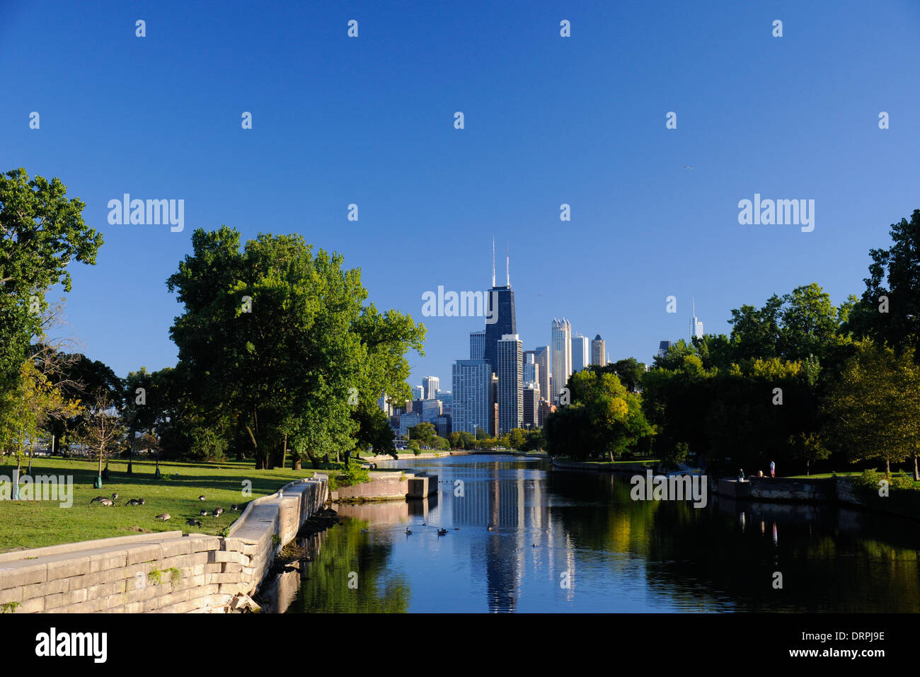 Le lagon sud à Lincoln Park, Chicago, Illinois. L'horizon de la zone du centre-ville. Banque D'Images