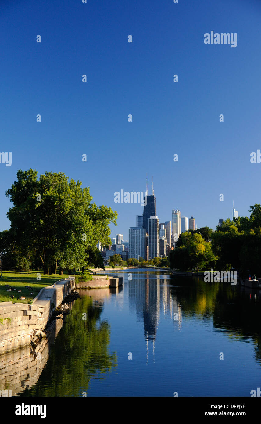 Le lagon sud à Lincoln Park, Chicago, Illinois. L'horizon de la zone du centre-ville. Banque D'Images