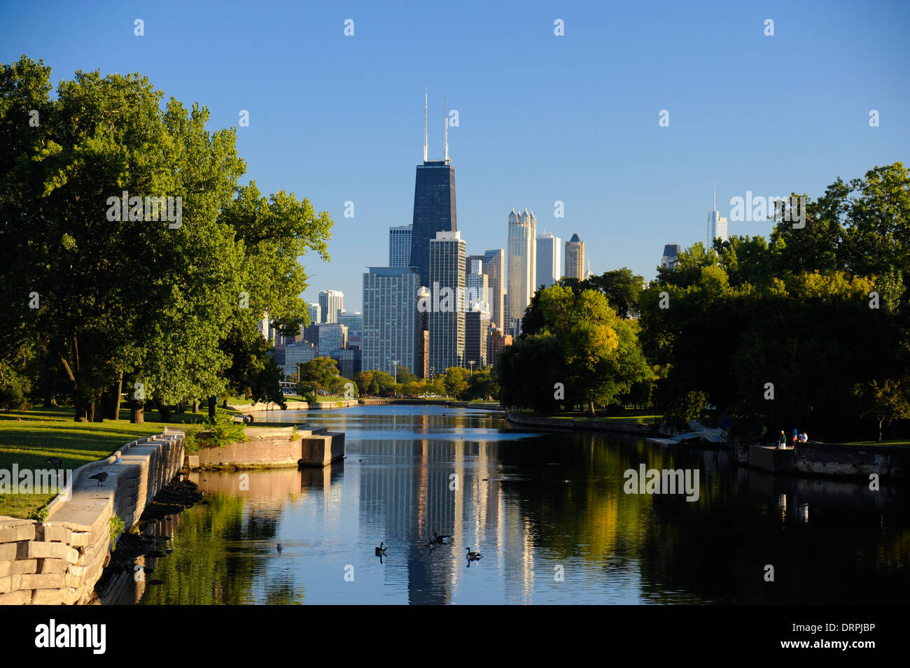 Le lagon sud à Lincoln Park, Chicago, Illinois. L'horizon de la zone du centre-ville. Banque D'Images