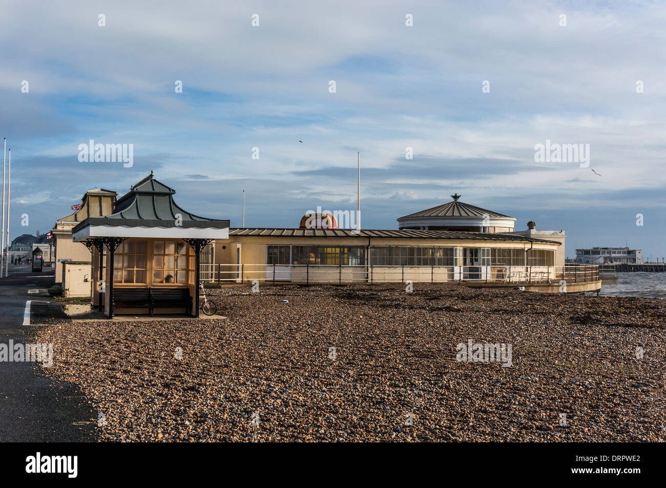 L'architecture d'époque au bord de mer sur une plage tranquille, baigné de lumière d'hiver chaud, à Worthing, West Sussex, Angleterre, Royaume-Uni. Banque D'Images