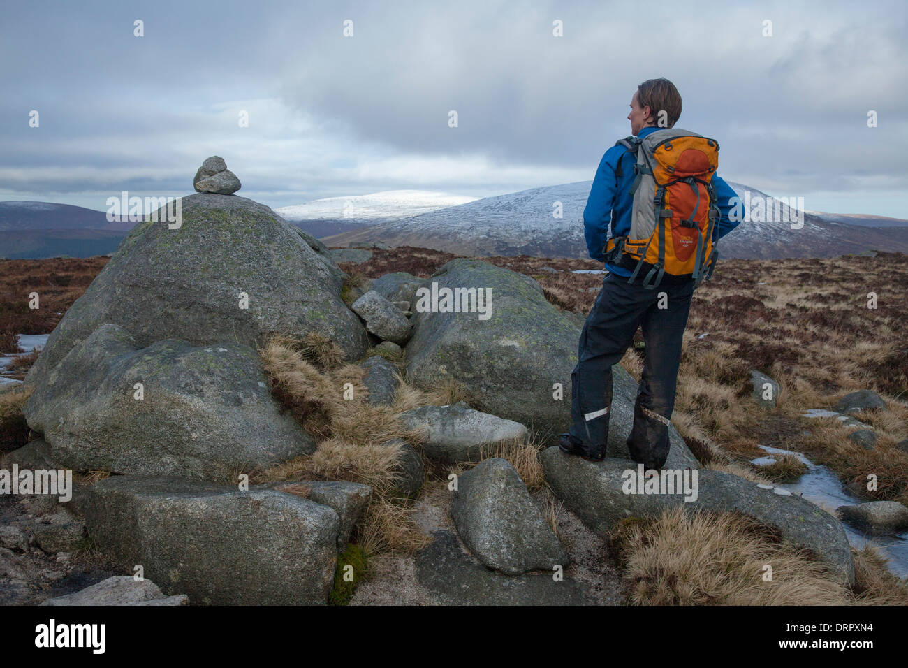 Walker d'hiver au sommet des Camaderry, Wicklow Mountains National Park, comté de Wicklow, en Irlande. Banque D'Images