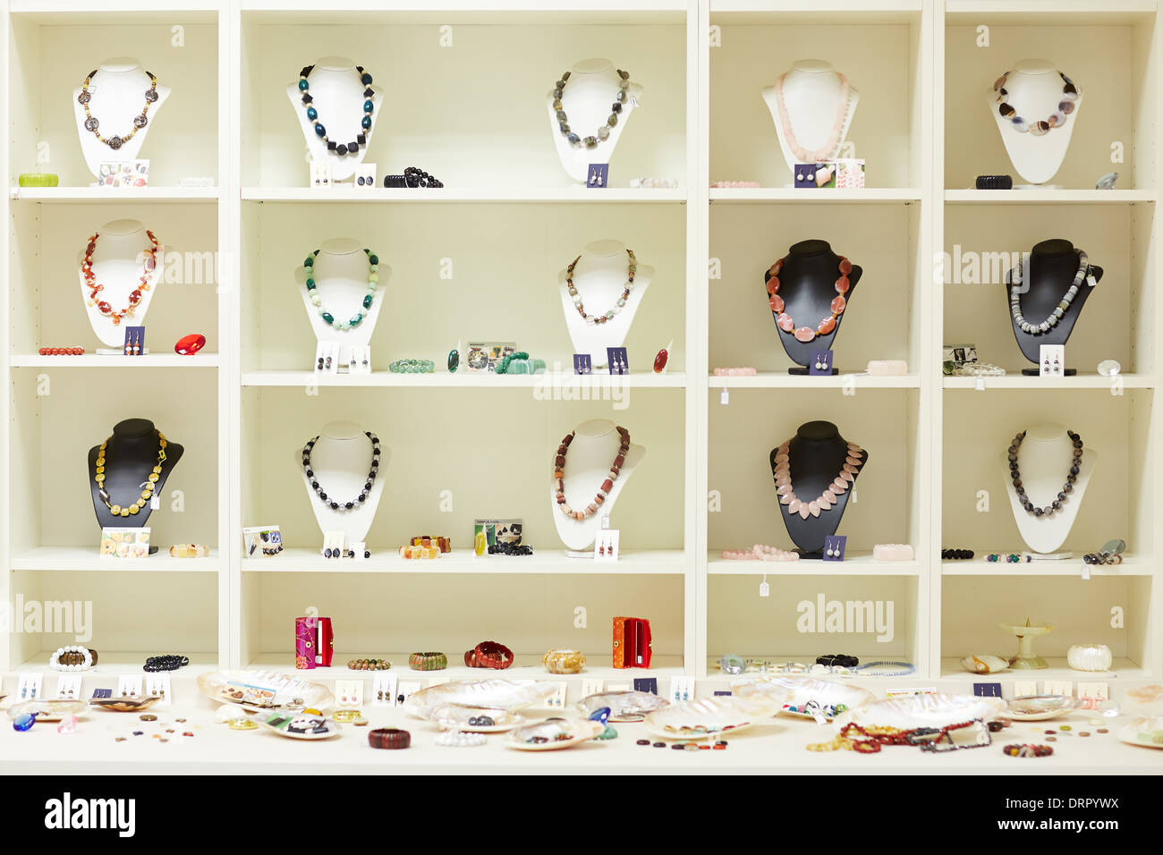 Vitrine avec des colliers et des bijoux sur l'affichage à l'orfèvre Banque D'Images