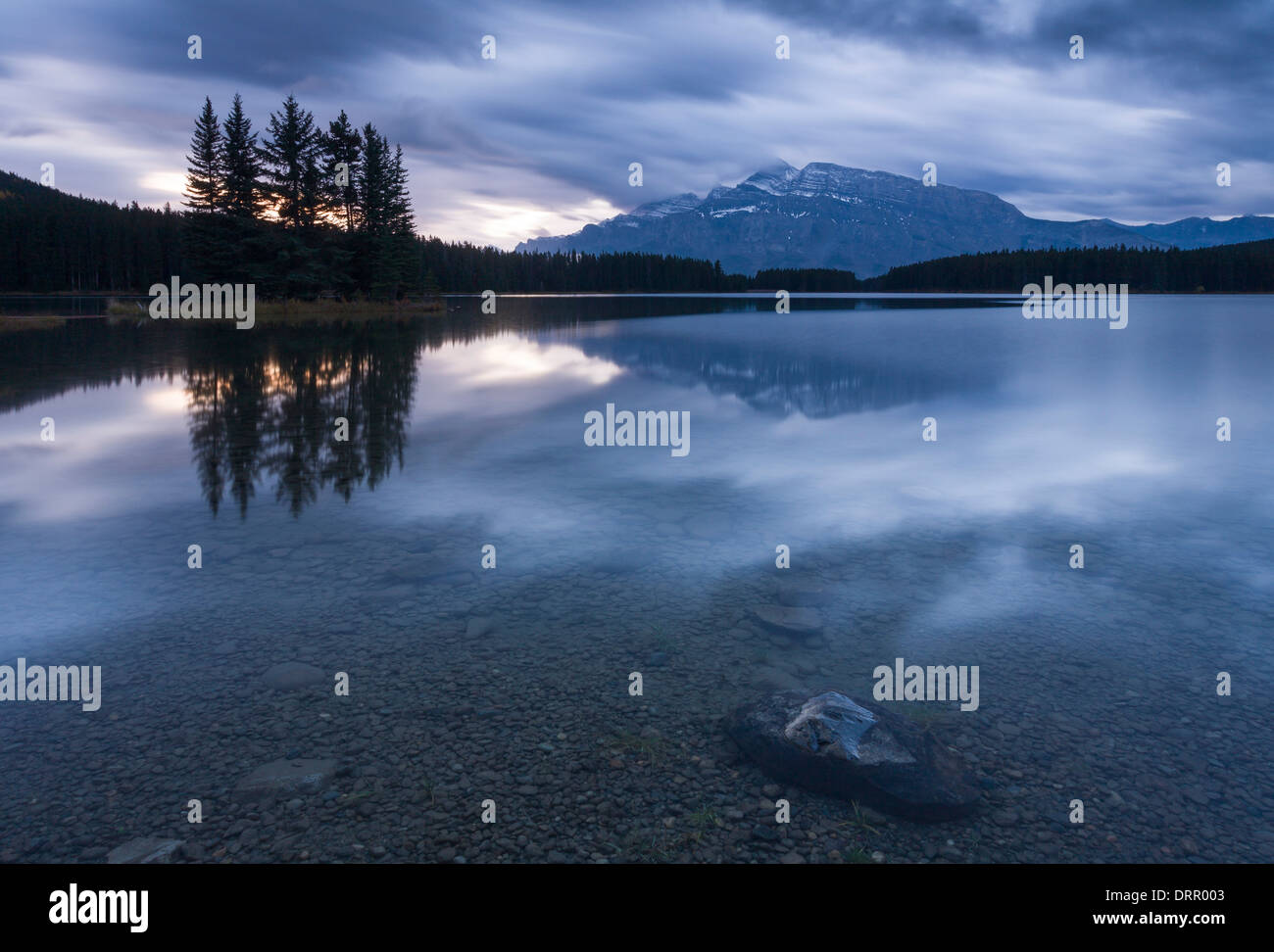 Aube sur le lac Two Jack dans les Rocheuses canadiennes, le parc national Banff, Alberta, Canada. Banque D'Images