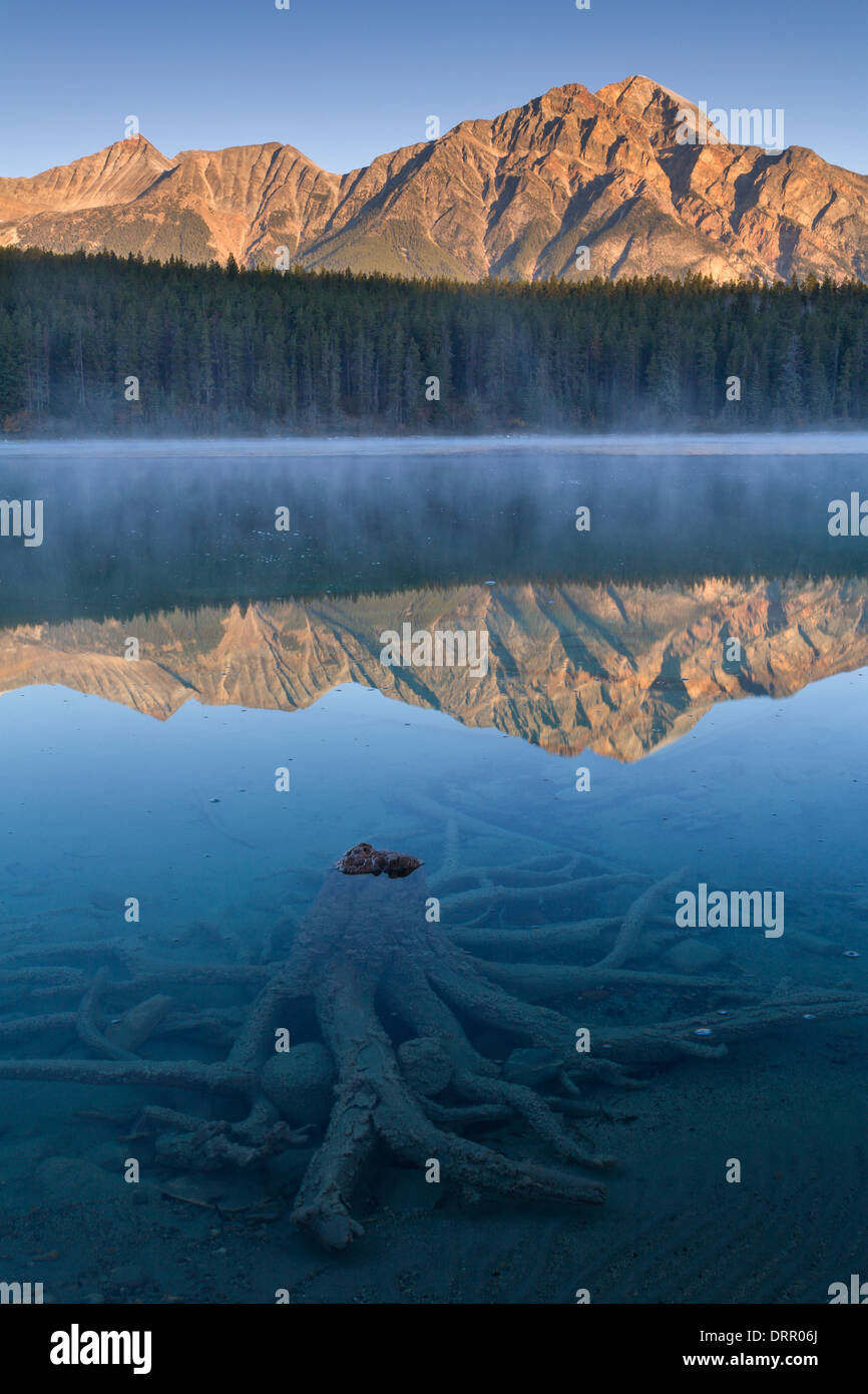 Traduit par Patricia Pyramid Mountain Lake, Jasper National Park, Alberta, Canada. Banque D'Images