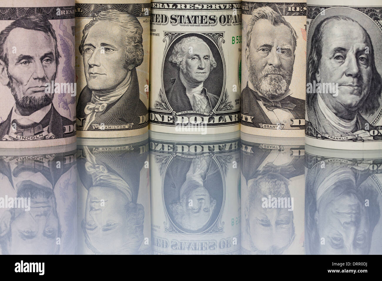 Les dollars US sur la table en verre Banque D'Images