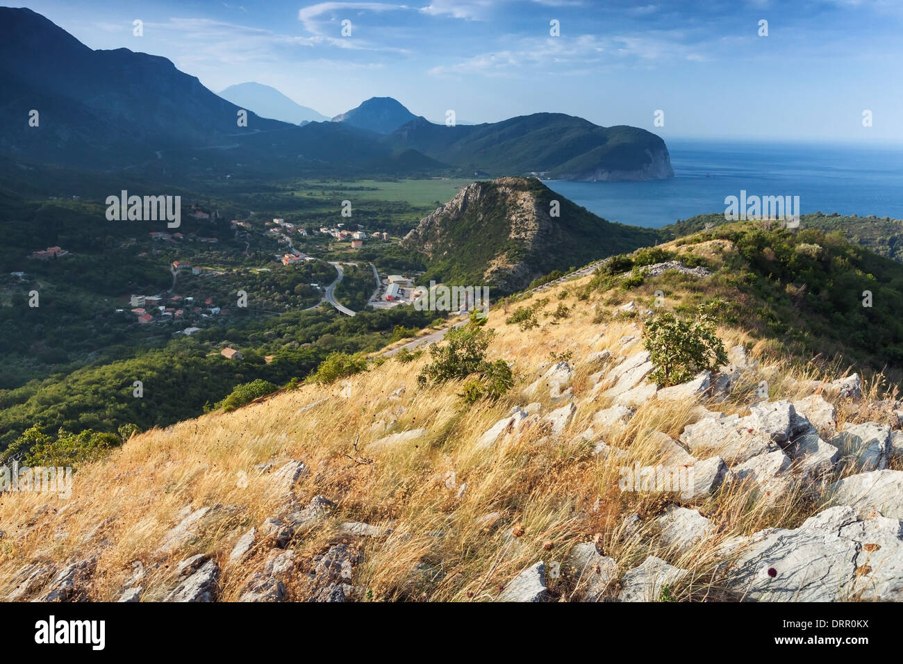 Le Monténégro. Paysage de montagnes côtières avec de l'herbe sèche on rock Banque D'Images