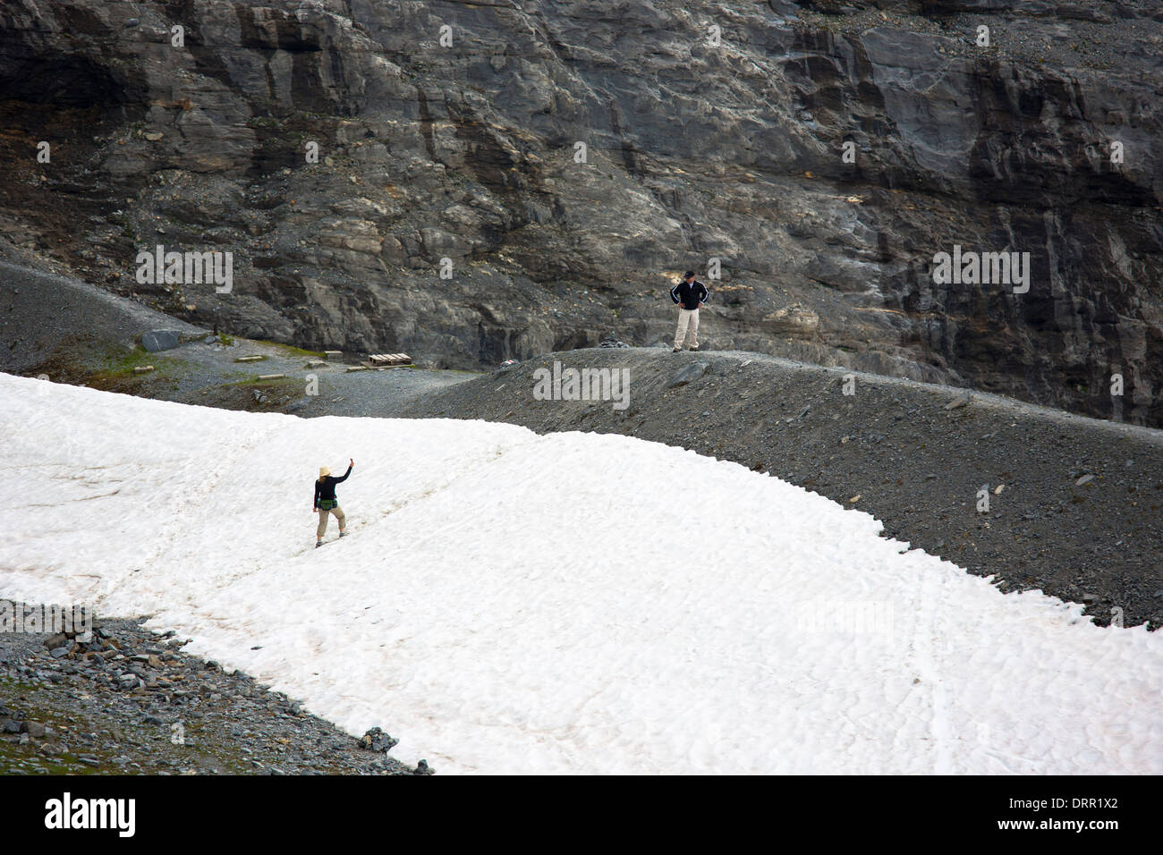 Randonneurs sur le sentier de l'Eiger par le glacier de l'Eiger, Eigergletscher, Alpes suisses, en Valais, Suisse Banque D'Images