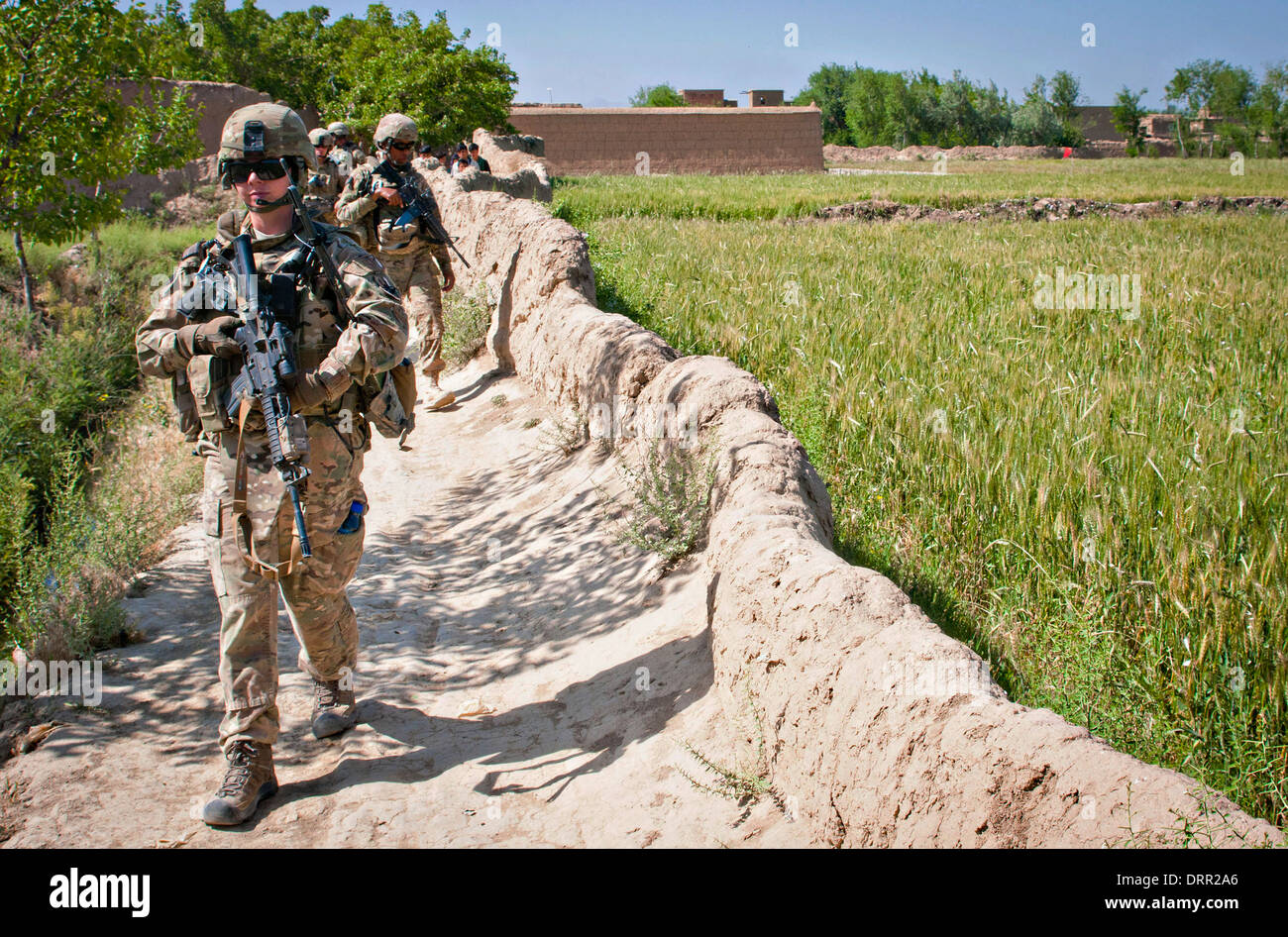 Les aviateurs de l'US 455 e Escadre expéditionnaire de la patrouille, un village autour de l'aérodrome de Bagram, le 6 juin 2012 dans Nowdeh, la province de Parwan, à l'Afghanistan. Banque D'Images