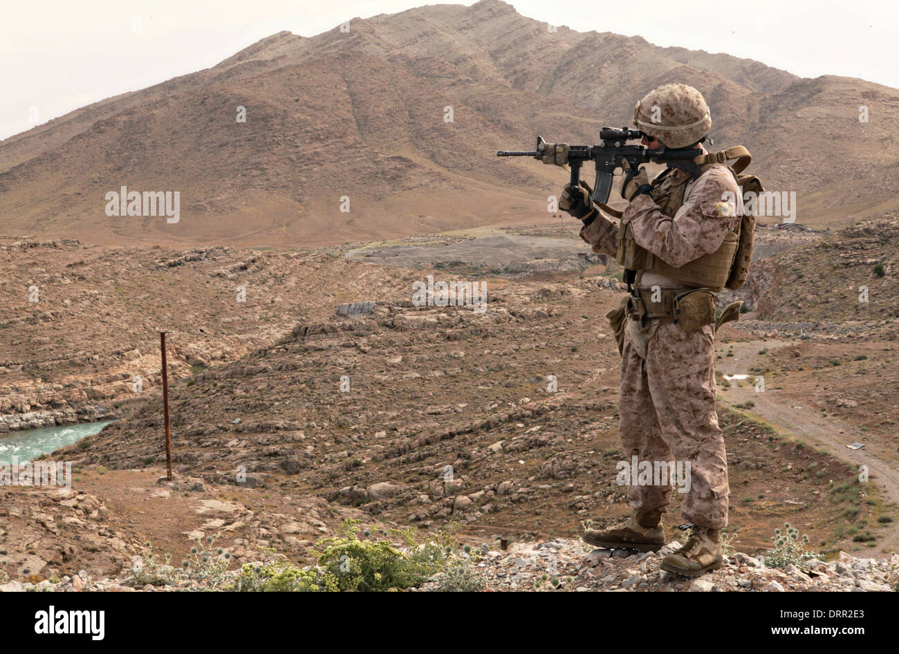 Un Marine américain numérise une colline pour l'activité des insurgés, le 19 avril 2012 en Afghanistan, Kajaki. Banque D'Images