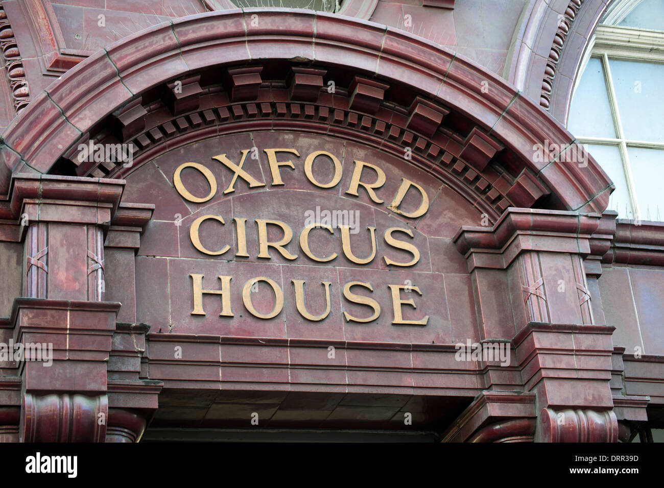 Porte en arche pour le métro de Londres à Oxford Circus, Oxford Street, Londres, Angleterre, Royaume-Uni. Banque D'Images