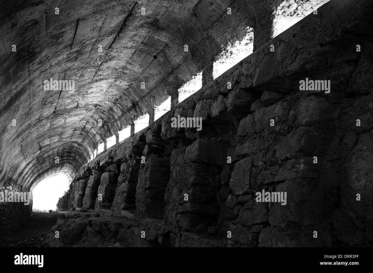 Ligne Cadorna, Italie. Fortifications de la Première Guerre mondiale. L'entrée d'embrasures Banque D'Images