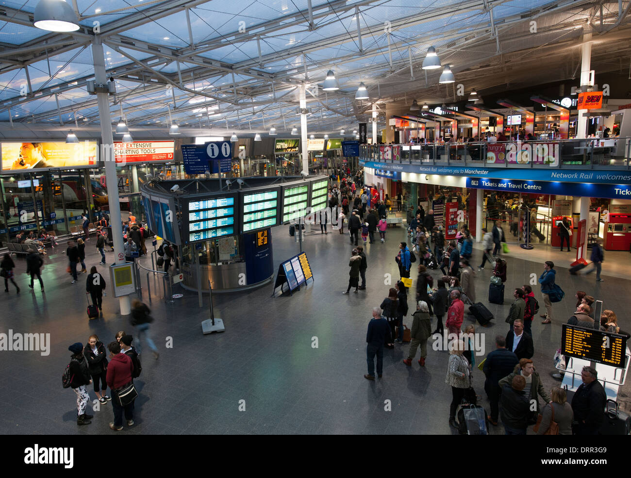 Hall bondé à la gare de Manchester Piccadilly, Manchester, Angleterre, Royaume-Uni. Banque D'Images