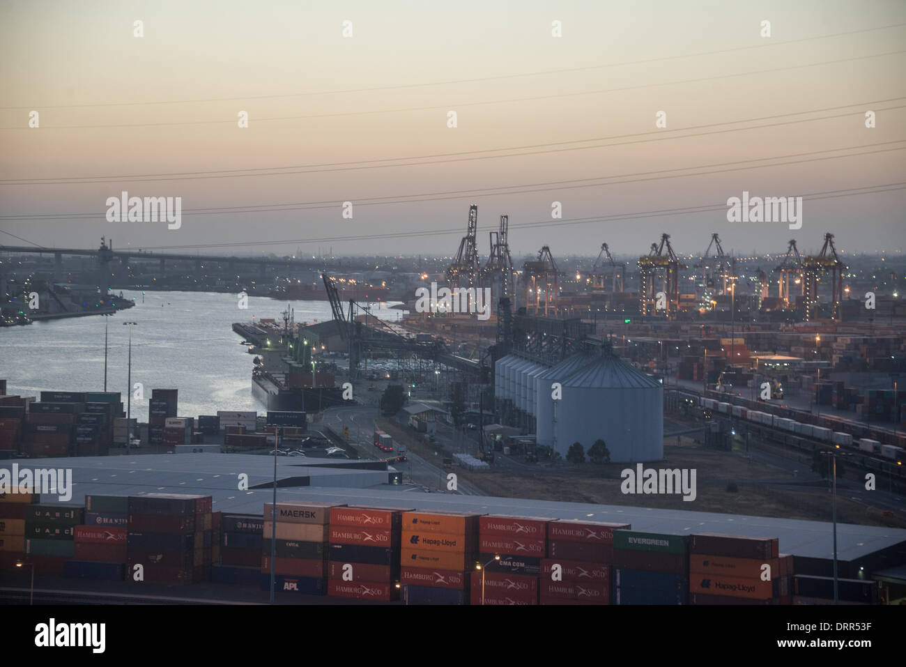Vue sur les toits de Melbourne et de la rivière Yarra, donnant sur le port et les Docklands à la tombée de la Melbourne Star est une grande roue dans la ville au bord de l'eau dans le quartier des docks de la cité de Melbourne, capitale de l'état de Victoria, Australie. Le Westgate bridge dans la distance Banque D'Images
