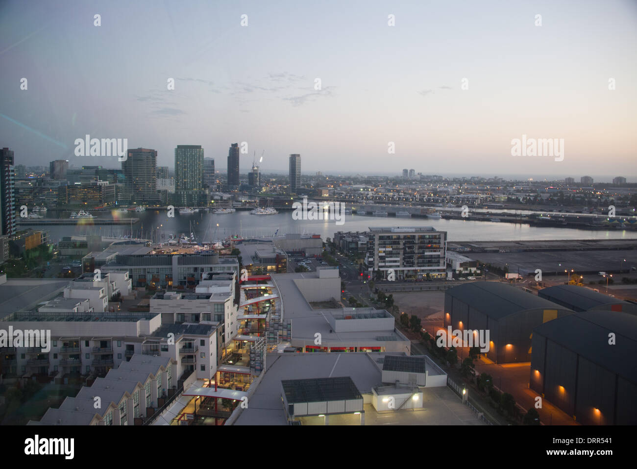 Vue de la ville avec la gare et des quais en premier plan et la banlieue ouest à distance de l'étoile de Melbourne est une grande roue dans la ville au bord de l'eau Banque D'Images