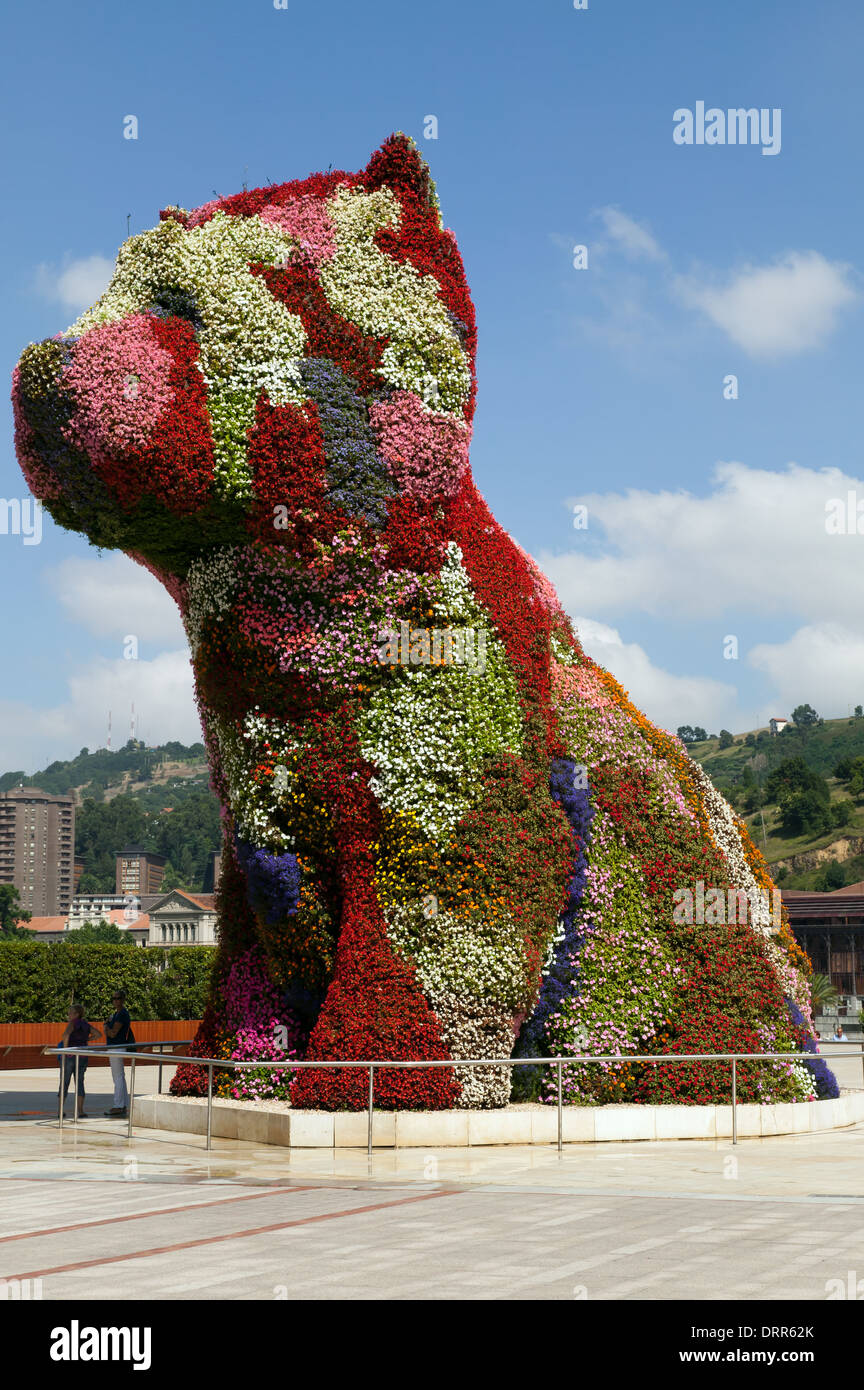 La sculpture d'art topiaire du chiot de Jeff Koons en face du musée Guggenheim dans la ville de Bilbao, pays basque de Gascogne, Espagne Banque D'Images