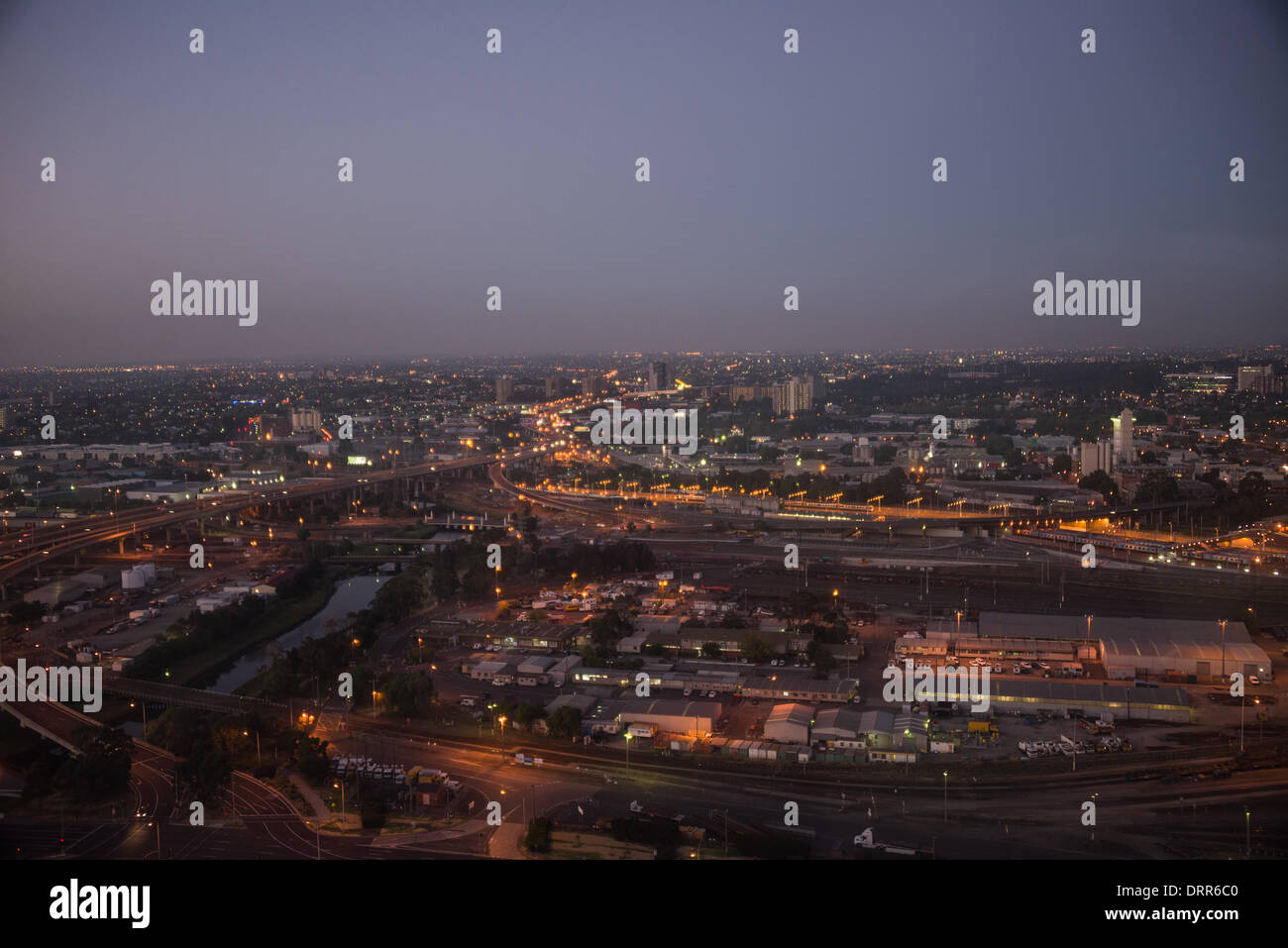 Vue de la Melbourne City skyline at night montrant les quais de la Melbourne Star est une grande roue dans la ville au bord de l'eau dans le quartier des docks de la cité de Melbourne, capitale de l'état de Victoria, Australie Banque D'Images