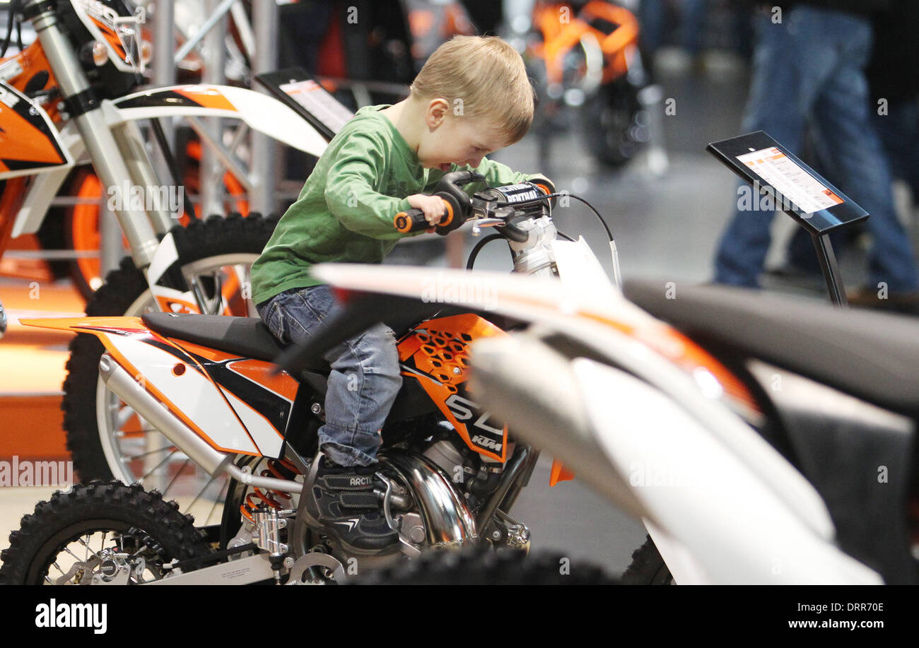 Leipzig, Allemagne. Jan 31, 2014. Deux ans Frederic-Florentin est assis sur une moto du type 50 SX sur le stand de l'Autrichien KTM fabricant moto Moto au salon de Leipzig, Allemagne, le 31 janvier 2014. Environ 280 exposants seront présentés à la foire, qui a lieu jusqu'au 02 février 2014. Photo : SEBASTIAN WILLNOW/dpa/Alamy Live News Banque D'Images