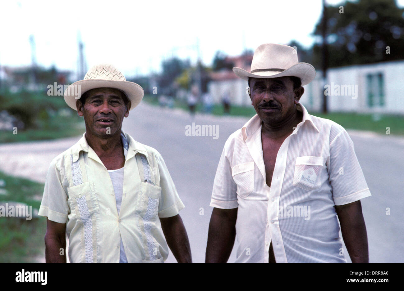 Deux hommes debout mexicain dans une rue de Playa del Carmen, Mexique Banque D'Images