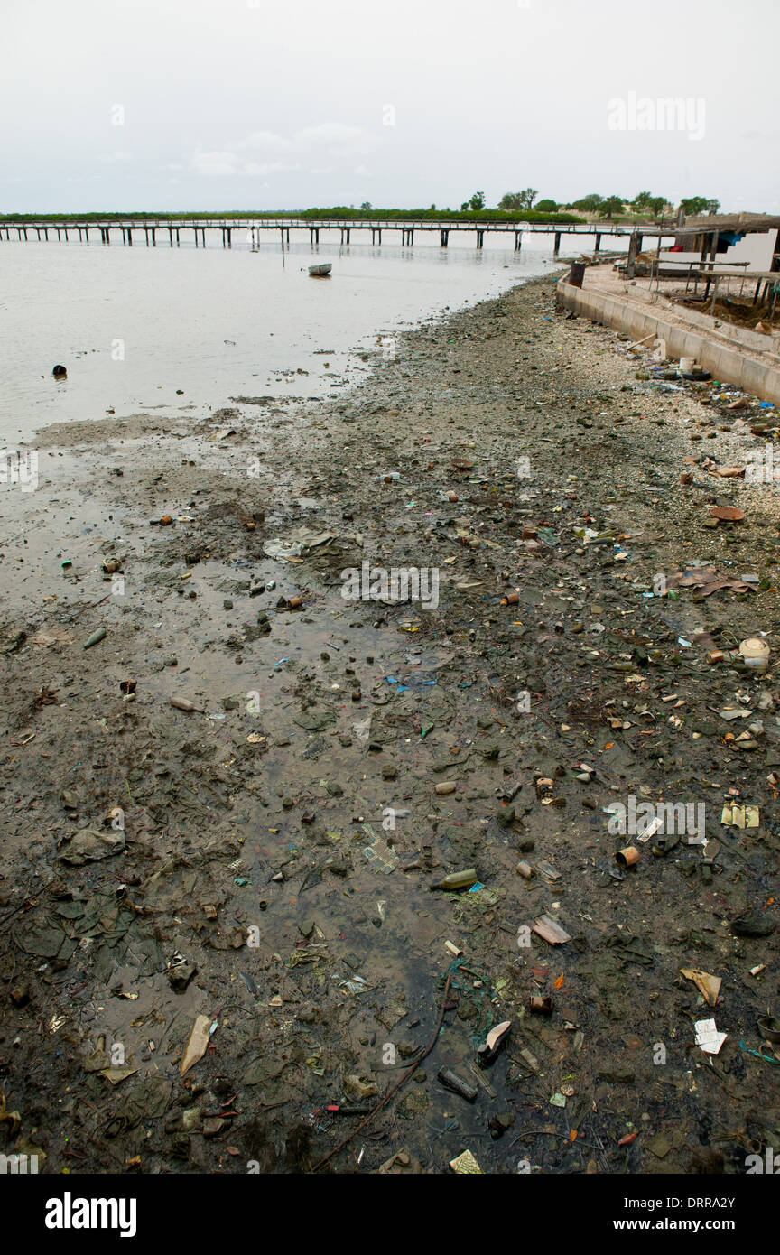 Fleuve Sénégal Afrique du sol la pollution à Joal Fadiouth Banque D'Images