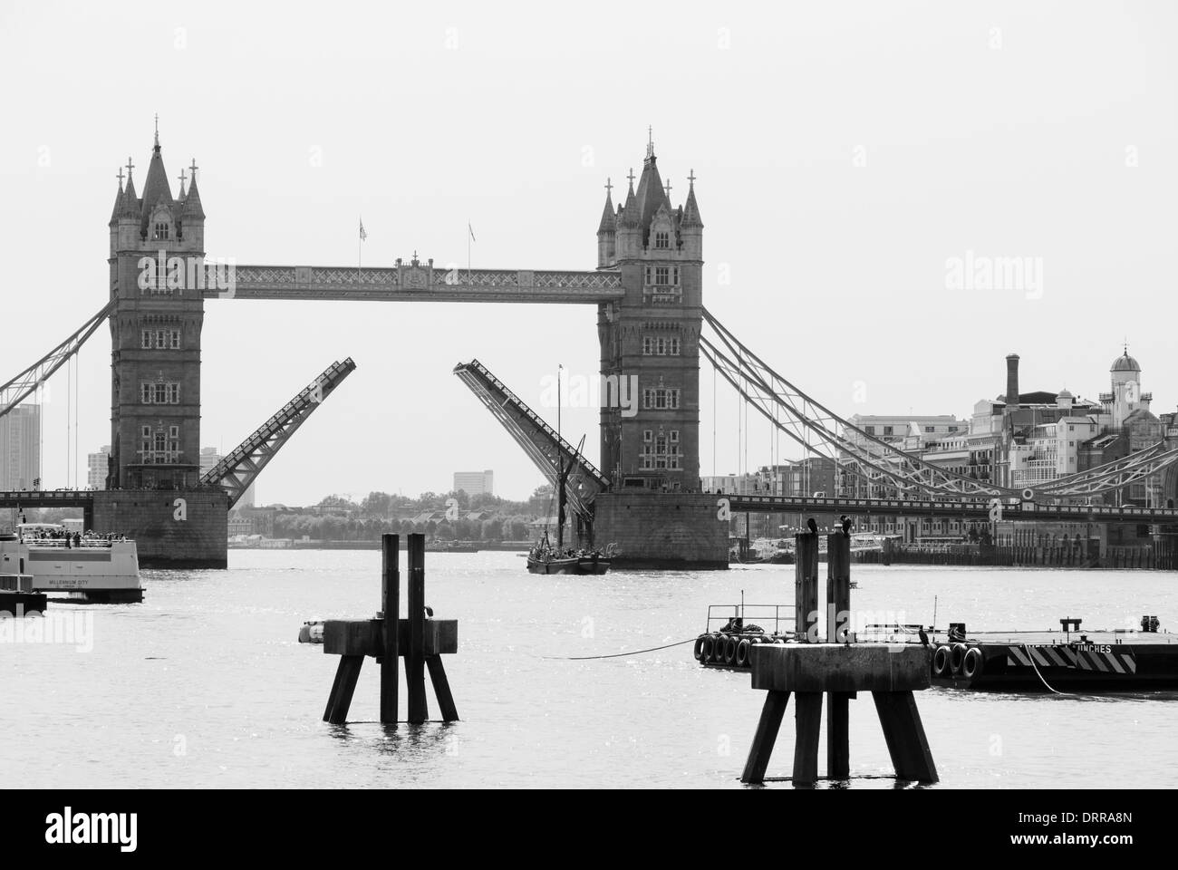 Image en noir et blanc de Thames et le Tower Bridge, ouvert à partir de la vieille Billingsgate à pied Banque D'Images