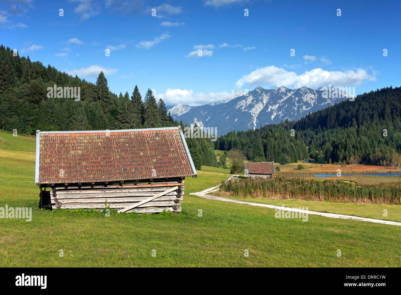 Cabane en bois le long du lac grenier / Gerold / Geroldsee près de Mittenwald, Haute-Bavière, Allemagne Banque D'Images