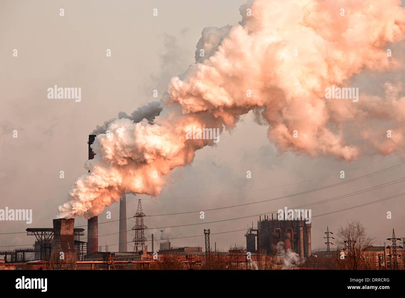 Avec de la fumée de l'usine industrielle Banque D'Images