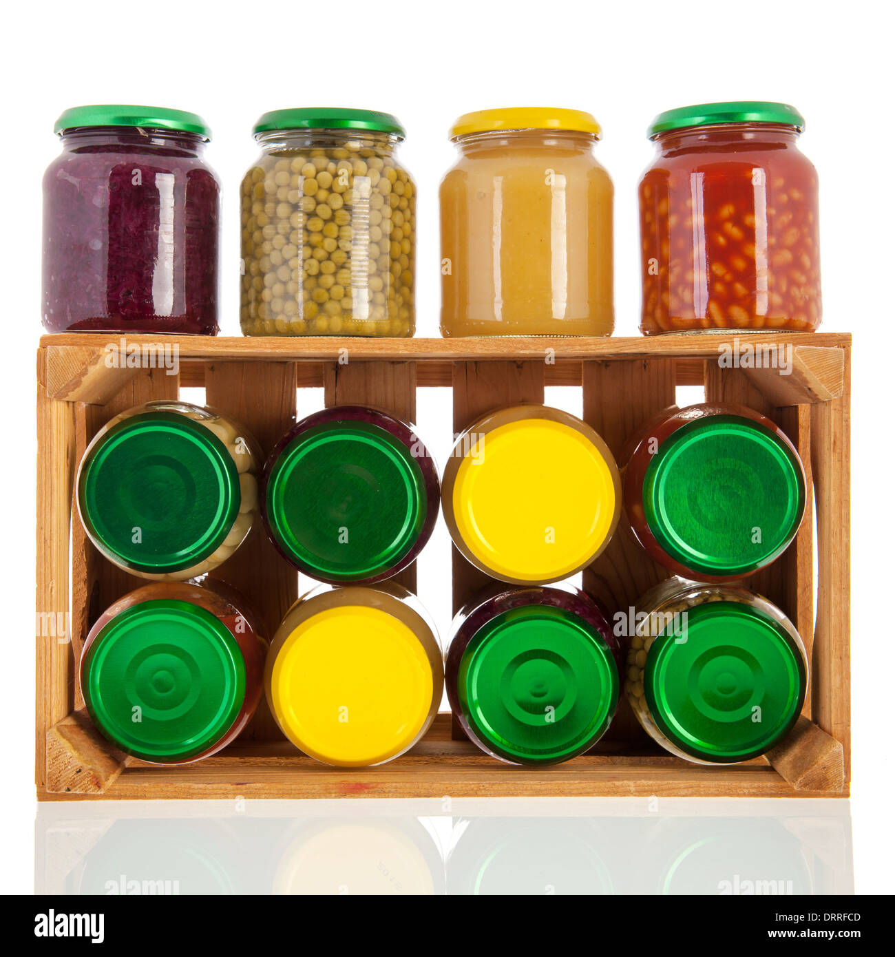 Des caisses en bois avec des pots en verre plein de légumes en conserve Banque D'Images